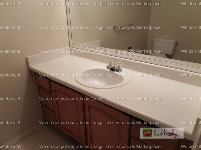 Building Photo - Super Cute and Private 2-Bedroom Condo w/2 Parking Spaces in Lake Forest Park!!