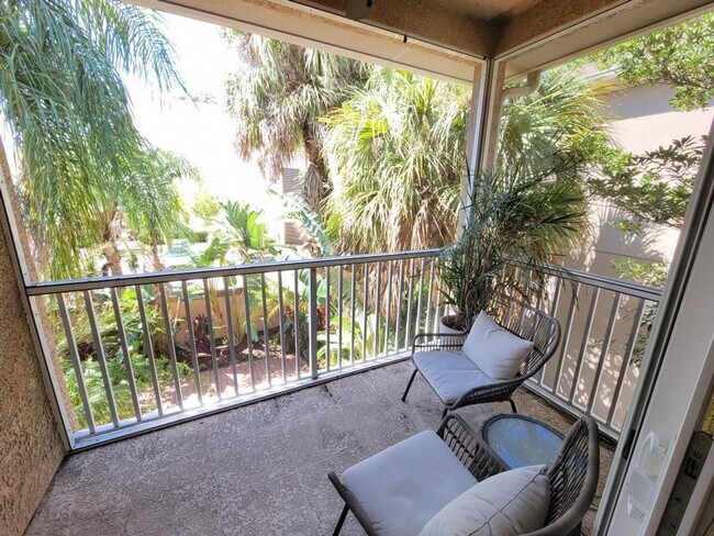 Building Photo - Fully Renovated Large 3 Bed 2.5 Bath 2 Car Garage Townhouse in Perfect Location