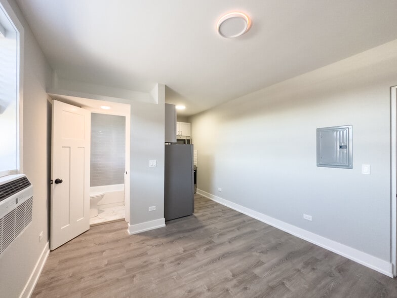 Building Photo - 545 W Belmont Ave