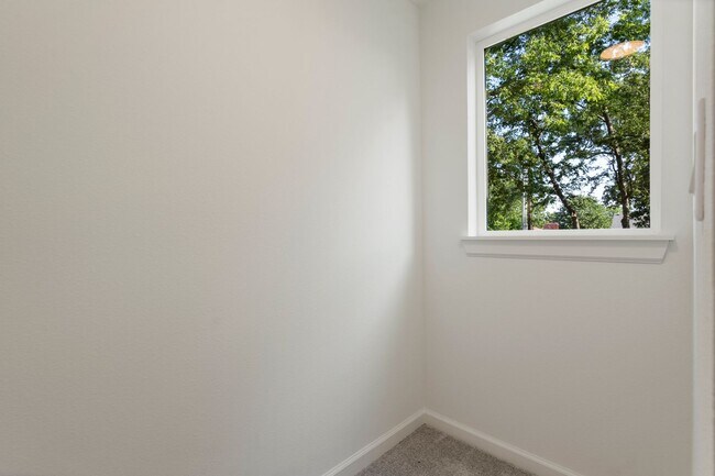 Building Photo - Gorgeous 3 bedroom 2 bathroom home