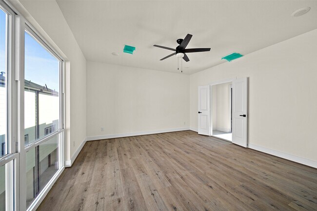 Building Photo - 2722 Nagle St