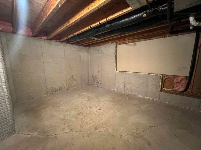 Building Photo - Spacious Basement Home with Breathtaking V...
