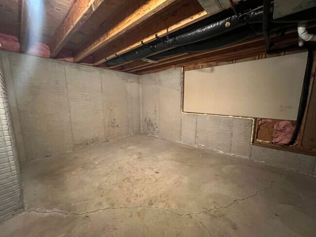 Building Photo - Spacious Basement Home with Breathtaking Views!!!