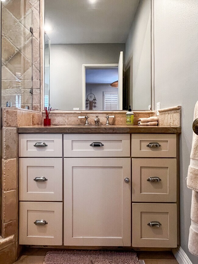 Building Photo - 700 Westmount Dr