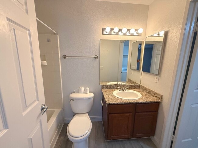 Building Photo - SPACIOUS 2BED/2BATH CONDO IN A GATED COMMUNITY!