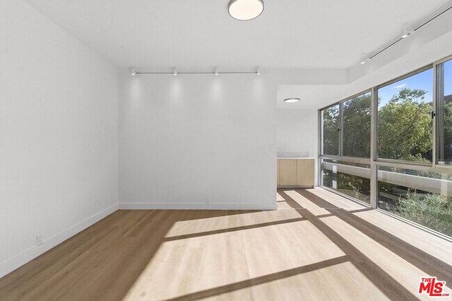 Building Photo - 320 N Maple Dr