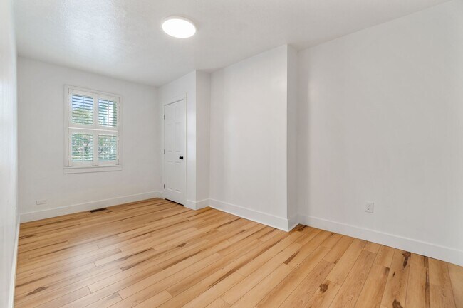 Building Photo - Luxury 3 bed 2 bath, large courtyard, amaz...