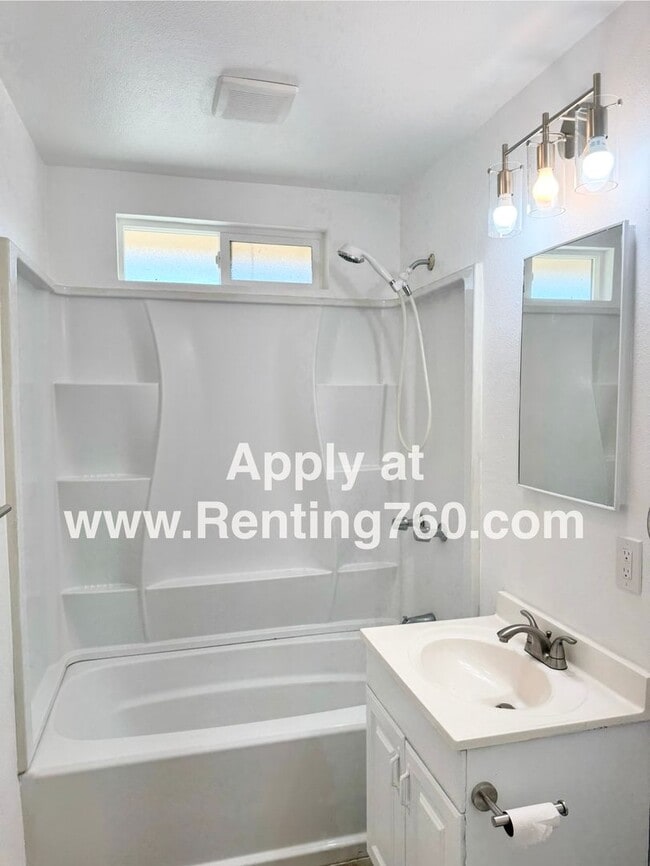 Building Photo - Charming 2 Bed 1 Bath Home with Spacious Y...