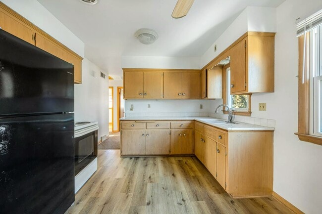 Building Photo - 2137 S 71st St