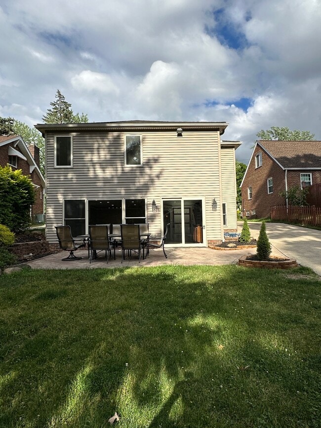 Building Photo - 5990 Edgehill Dr