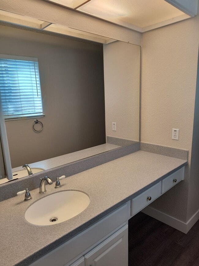 Building Photo - Newley Updated 4 bedroom, 2.5 bathroom Townhome in Citrus Heights!!!