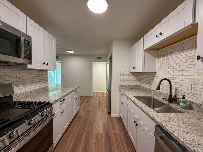 Building Photo - 5230 Springhill Dr