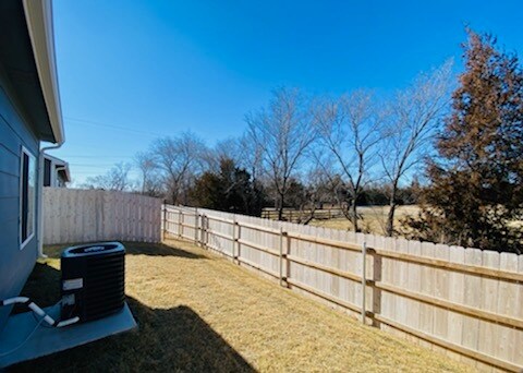 Building Photo - 1309 N Azena St