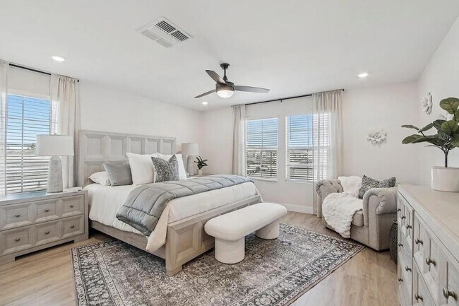 Building Photo - 3411 N Val Vista Dr