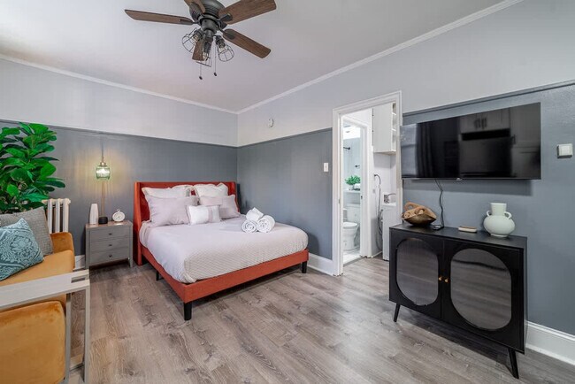 Building Photo - 2119 N Sedgwick St