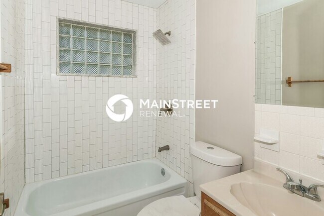Building Photo - 3 Bedroom Pet-Friendly Home in Louisville, KY with Main Street Renewal
