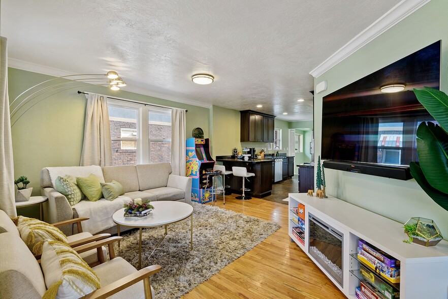 Building Photo - 980 E Bryan Ave