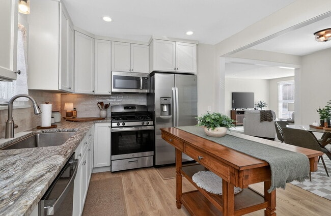 Building Photo - 102 E 56th St