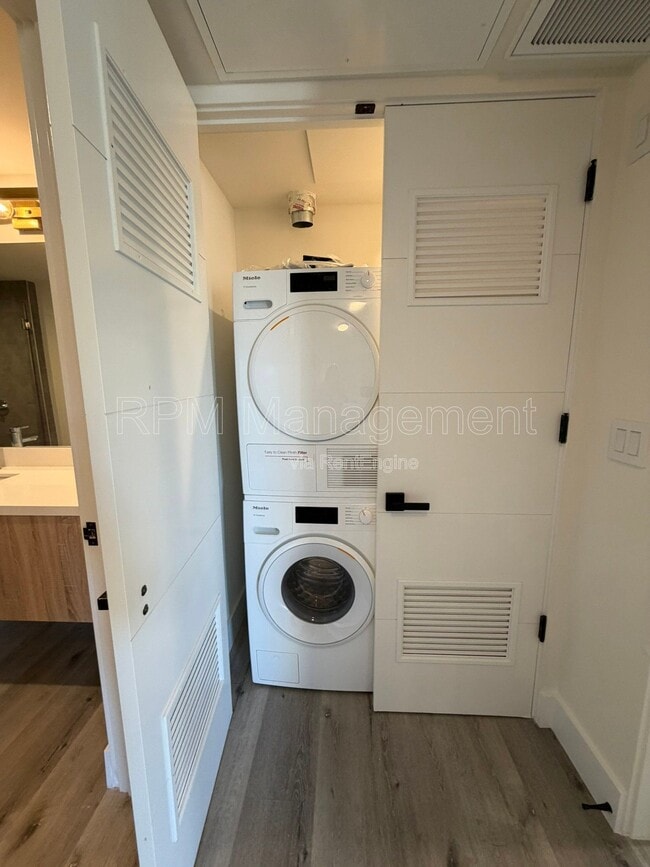 Building Photo - 5923 Laurel Canyon Blvd