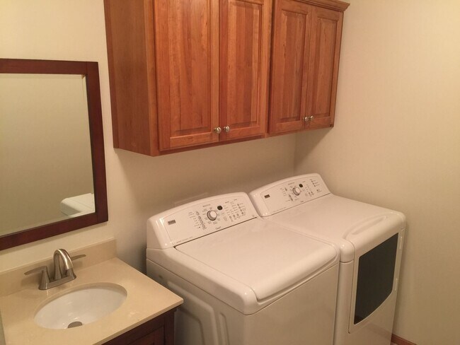 Building Photo - Beautifully Updated 4-Bedroom Home in Desi...