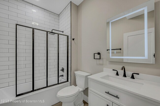 Building Photo - 215 Hickory St