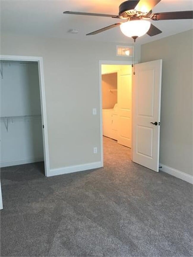 Building Photo - 3-bedroom Townhome Available for July!