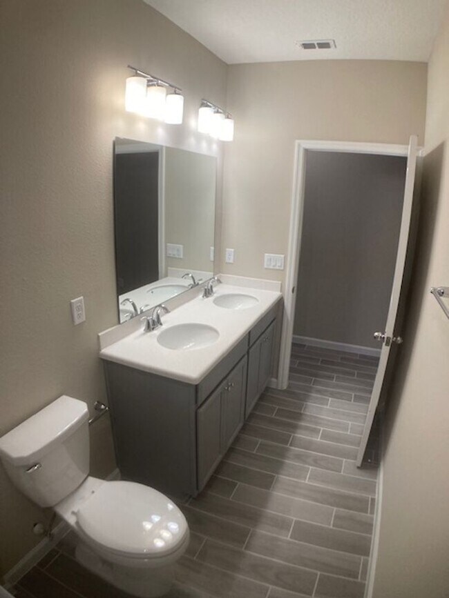 Building Photo - Stylish & Low-Maintenance Living in Oakleaf Community