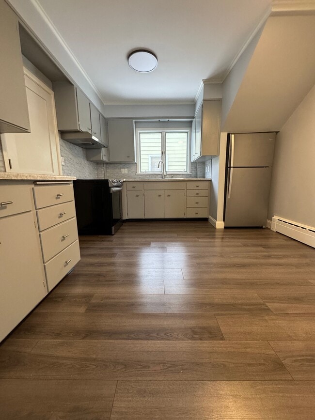 Building Photo - 804 6th Ave S