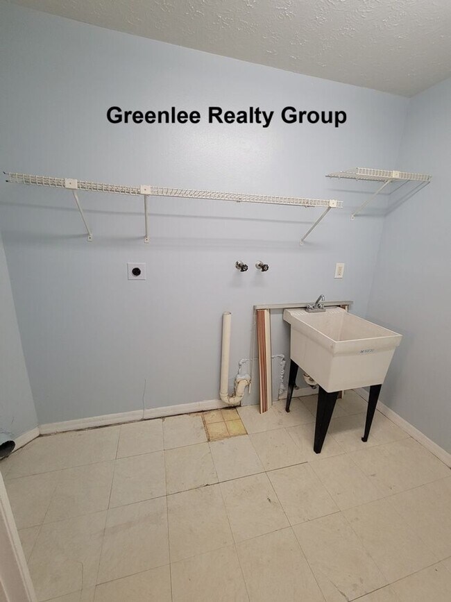 Building Photo - Large 3 Bed/2Bath/2 Car Garage Home in Port Richey- 1914 sqft!