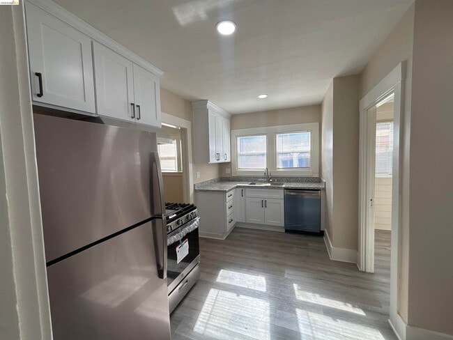 Building Photo - 706 E 12th St