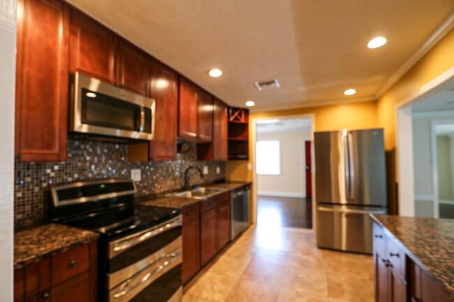 Building Photo - 3 bedroom, 2.5 bathroom home is in a highly sought-after neighborhood in the heart of South Tampa...