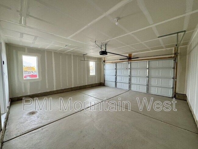 Building Photo - 805 W 510 S