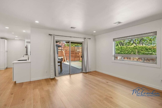 Building Photo - Modernized Spacious 3 Bedroom Home with Lush Outdoor Living in the Heart of Ashland