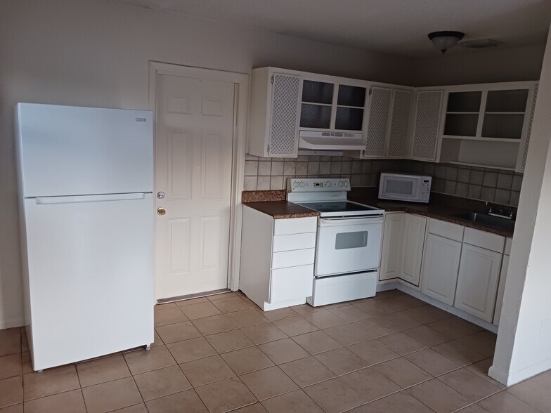 Building Photo - 2000 NW 27th St