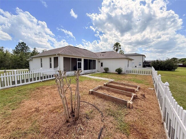 Building Photo - 3010 Victoria Dr