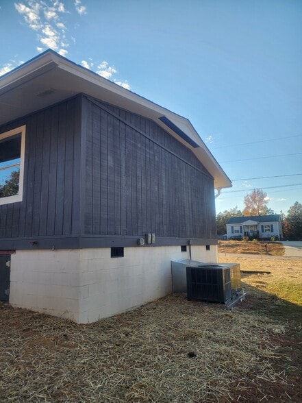 Left side of home - 3231 Dorian Rd