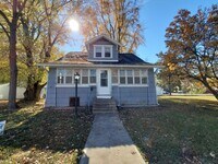 Building Photo - 3 bedroom with a bonus room! Nice enclosed sun porch!