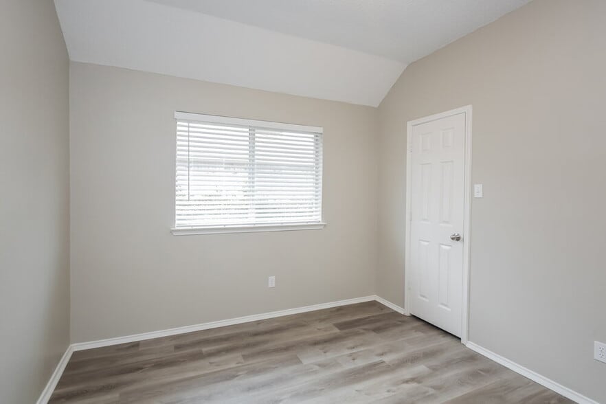 Building Photo - 2124 Creek Royal Dr