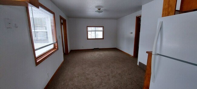 Building Photo - Cute 2 Bedroom Home