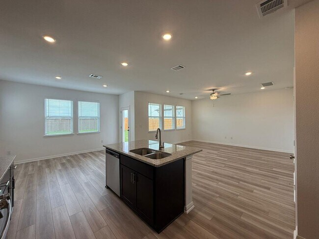Building Photo - 5800 Beverly Pr Rd