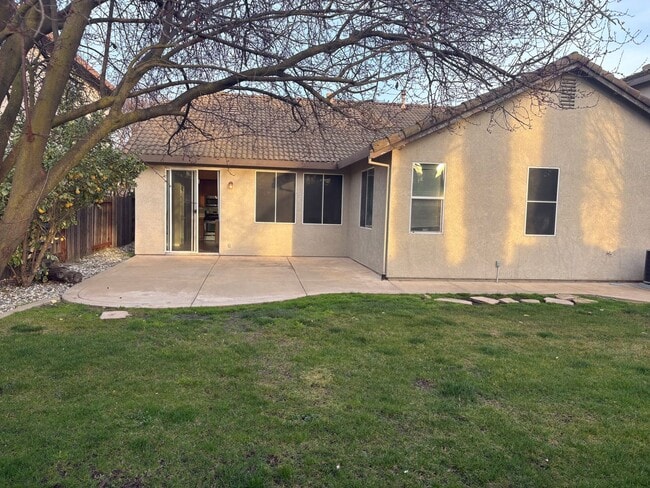 Building Photo - Lovely 4bed/2bath Home in West Sacramento
