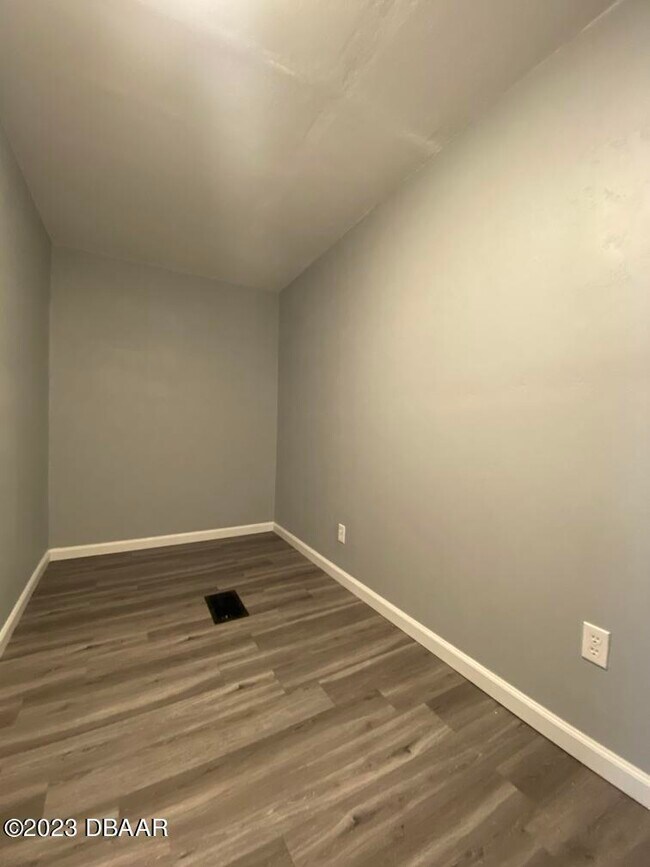 Building Photo - 215 N Oleander Ave