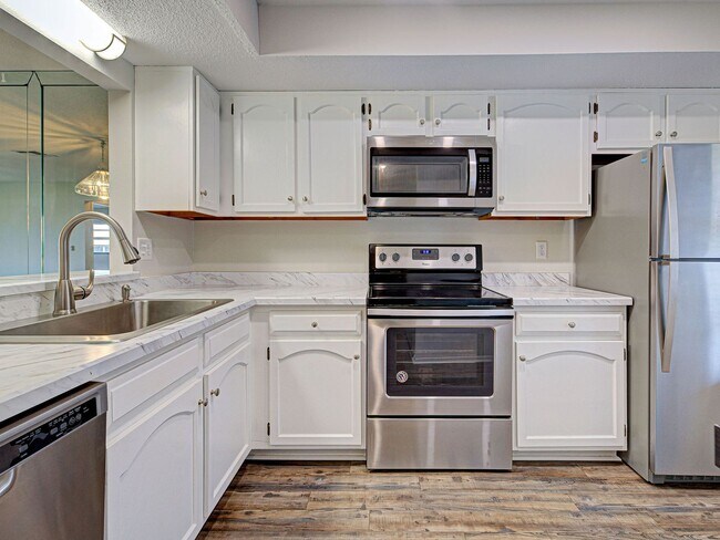 Building Photo - 2BD/2BA Mission Lakes Condo