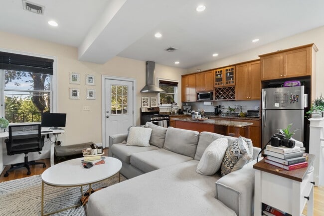 Building Photo - 67 Gates St