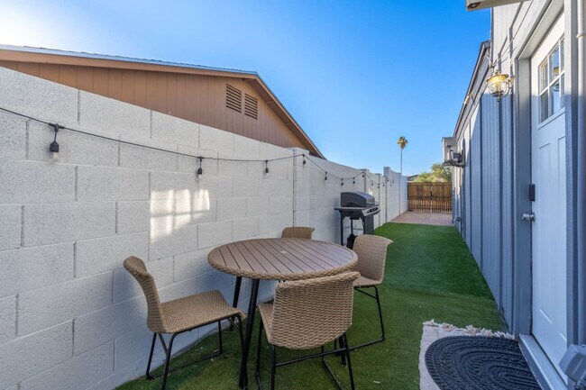 Building Photo - 3733 E Dahlia Dr