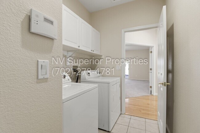 Building Photo - SE!! 4 Bedrooms!! Single Story!!! 3 Car Garage!!! Gated!! Water Conditioner!! All Appliances!!! F...