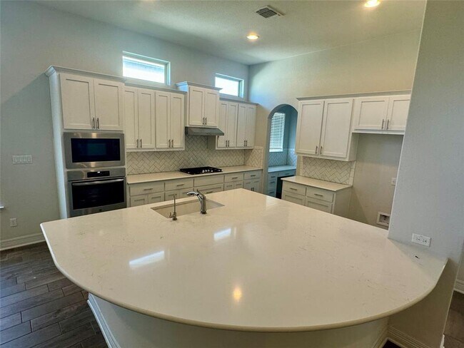 Building Photo - 124 Woodway Bend