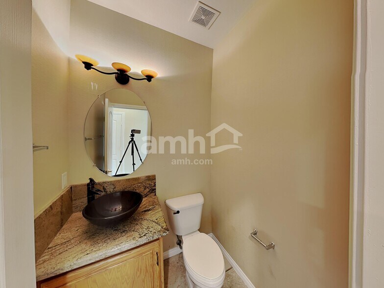 Building Photo - 903 Golden Poppy St