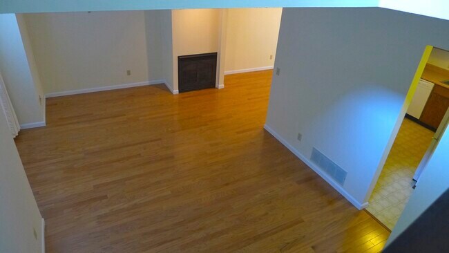Building Photo - 1602 Lyndhurst W Dr