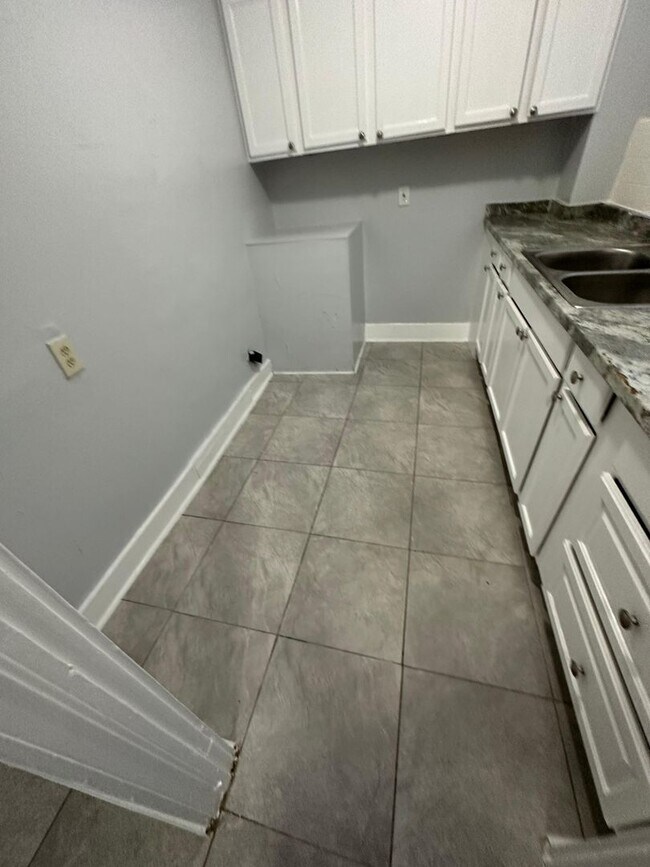 Building Photo - 1923-1925 Ella St